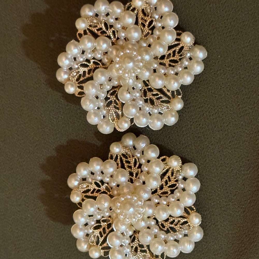 Sweet Vintage Unbranded Gold Tone Faux Pearl Flower Clip-On Earrings
